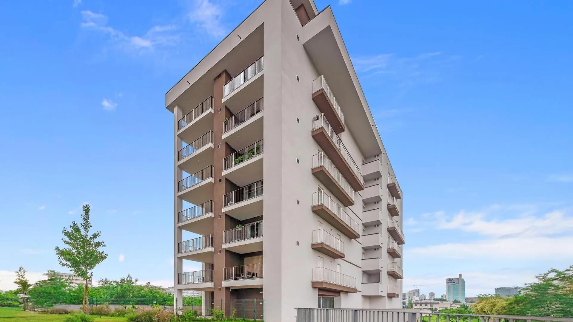 Airy Apartments With Balcony & Garage Milánó