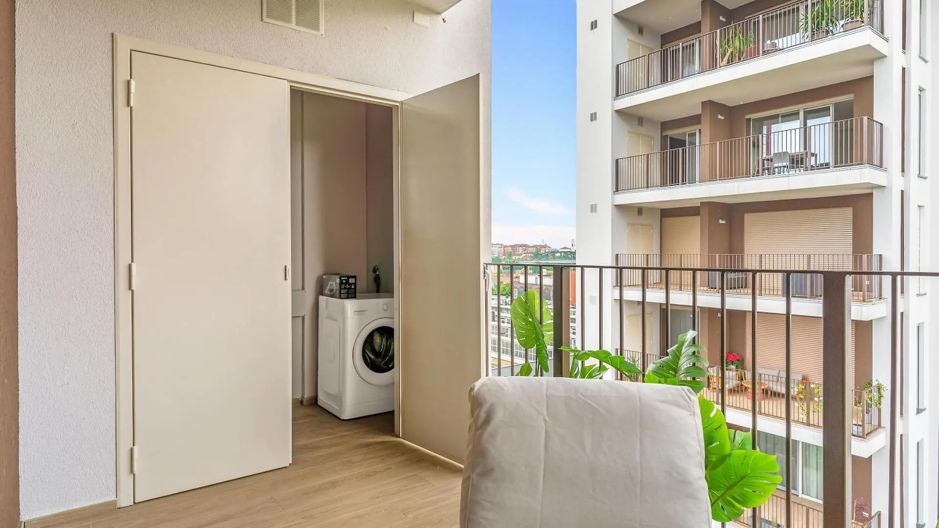 Airy Apartments With Balcony & Garage Milánó