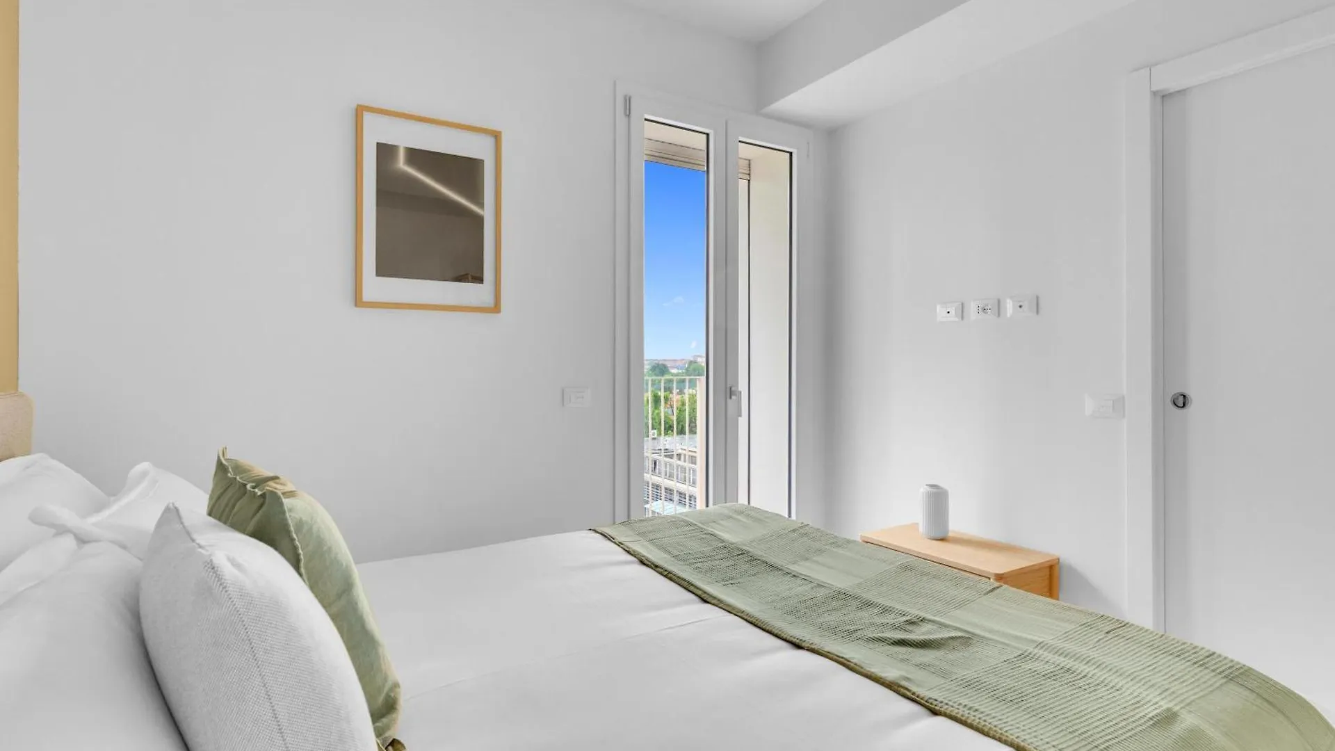 Airy Apartments With Balcony & Garage Milánó