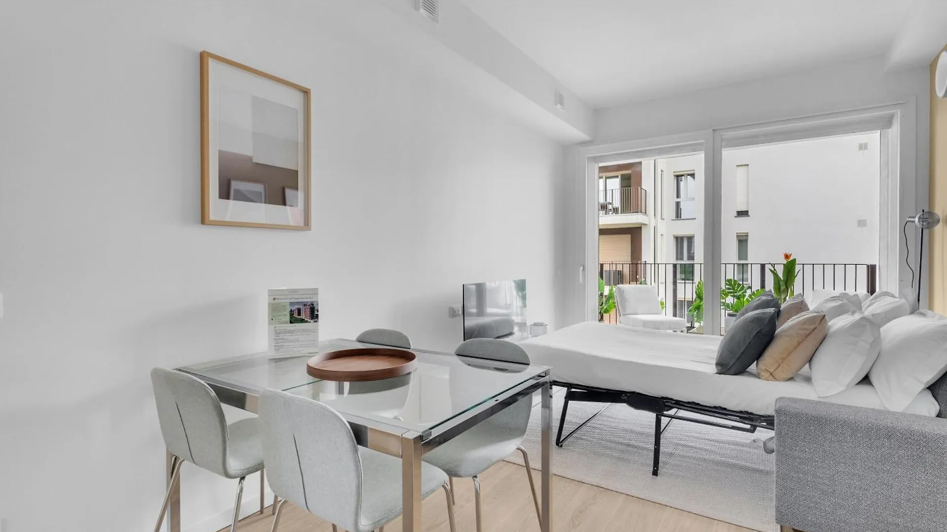 Airy Apartments With Balcony & Garage Milánó