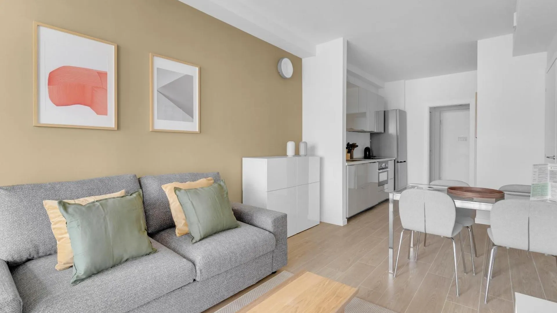 Airy Apartments With Balcony & Garage Milánó