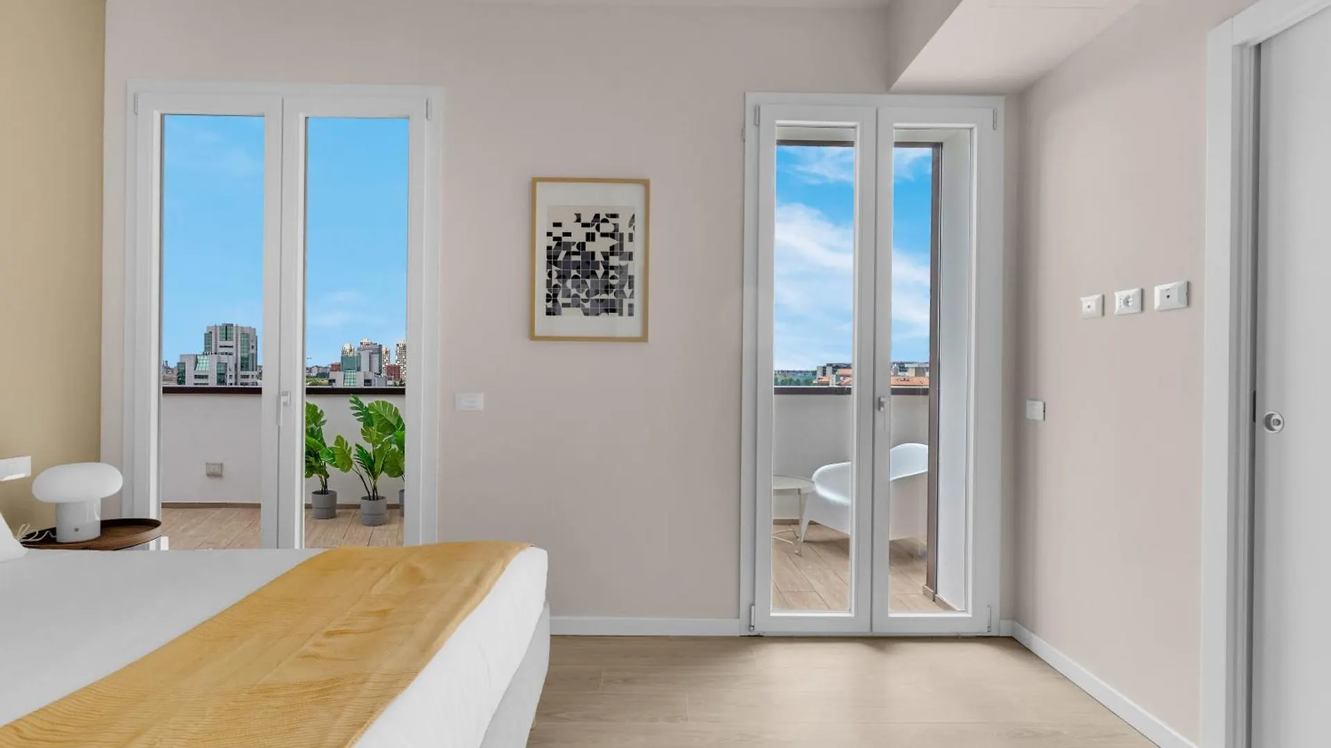 Airy Apartments With Balcony & Garage Milánó