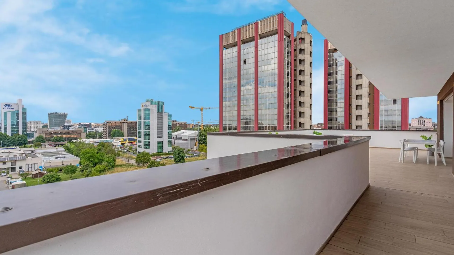 Airy Apartments With Balcony & Garage Milánó