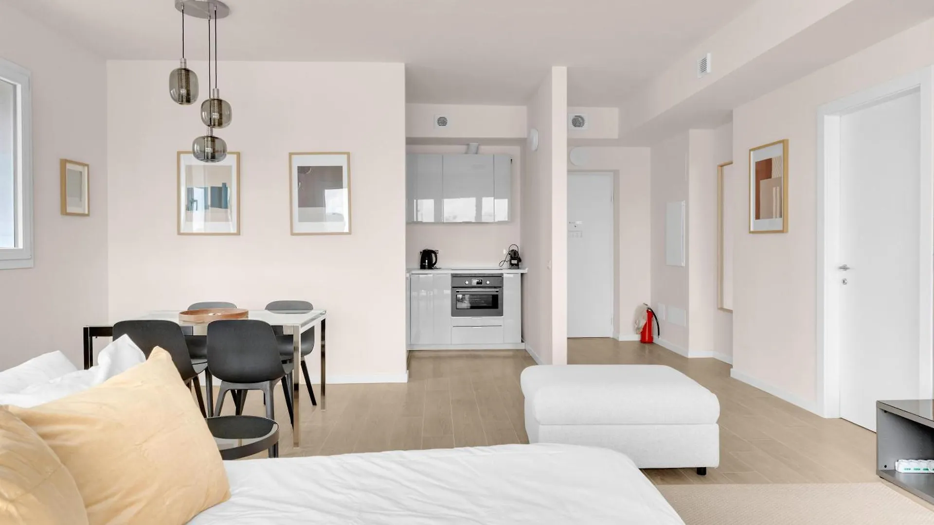 Airy Apartments With Balcony & Garage Milánó
