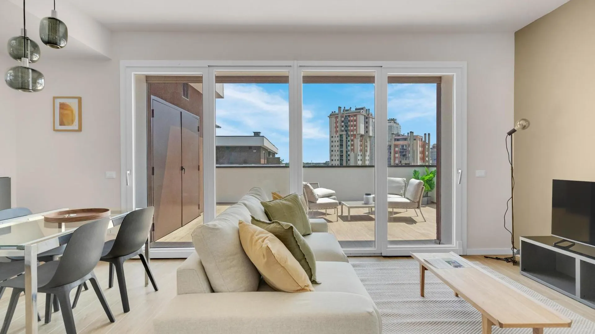 Airy Apartments With Balcony & Garage Milánó