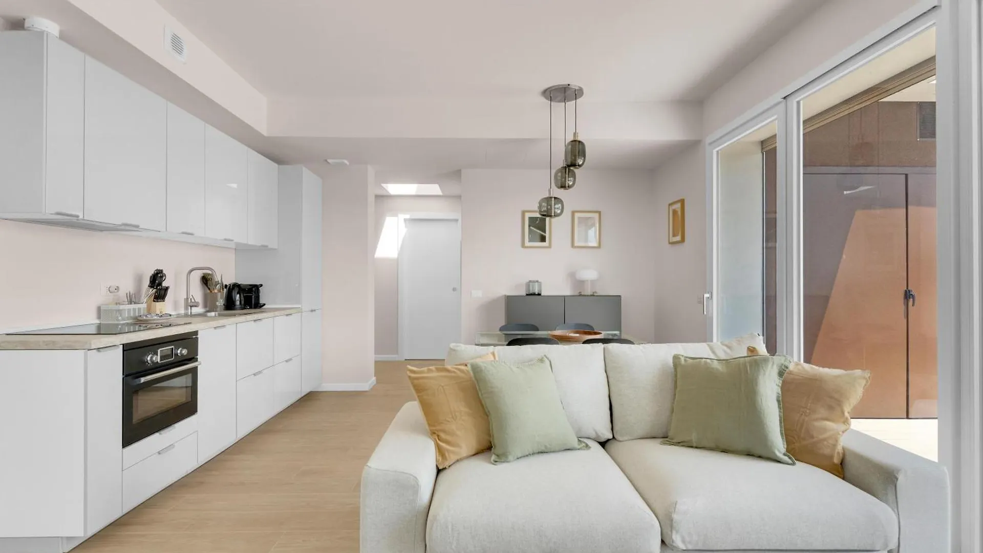 Airy Apartments With Balcony & Garage Milánó