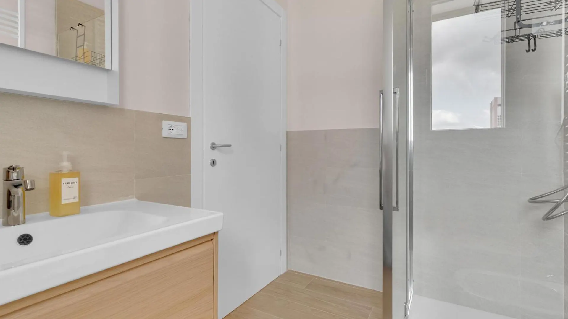 Airy Apartments With Balcony & Garage Milánó